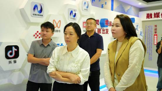 参观尼勒克融媒体中心